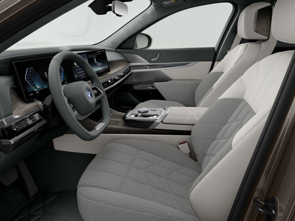 BMW i7