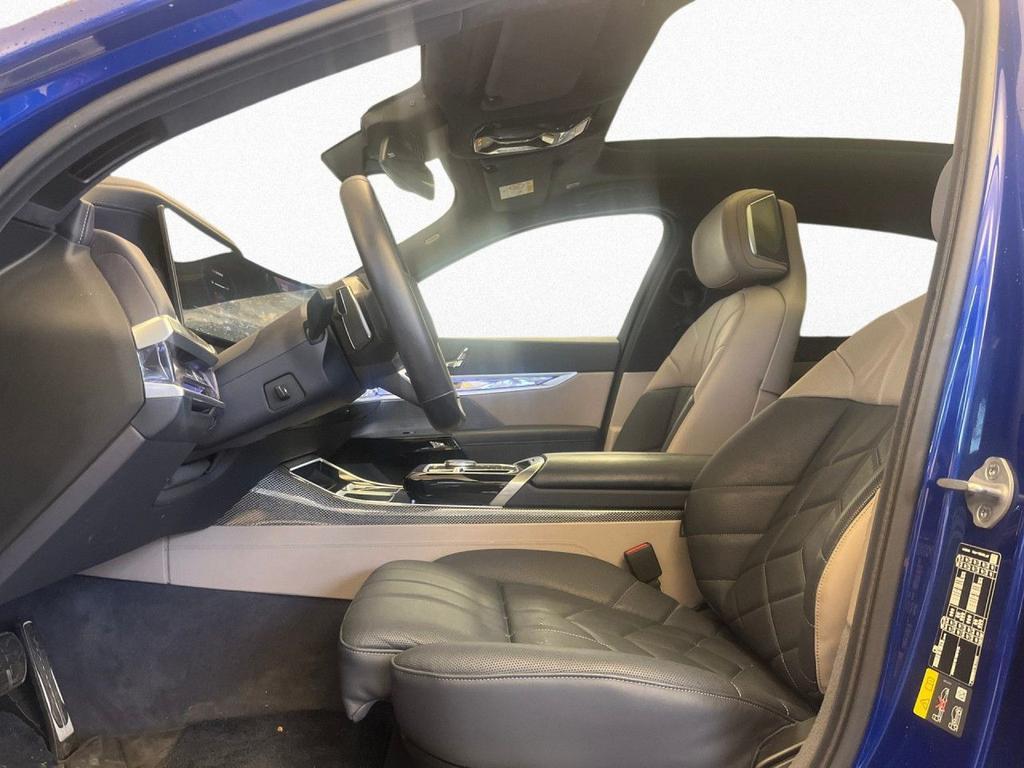 BMW i7