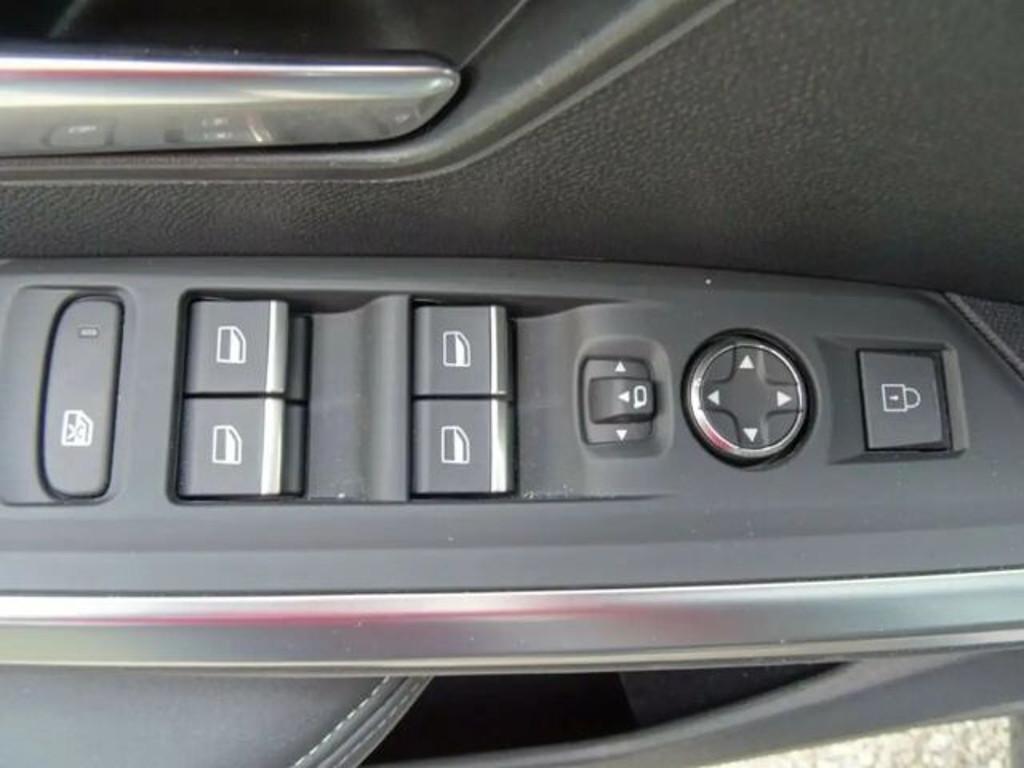 Peugeot E-5008