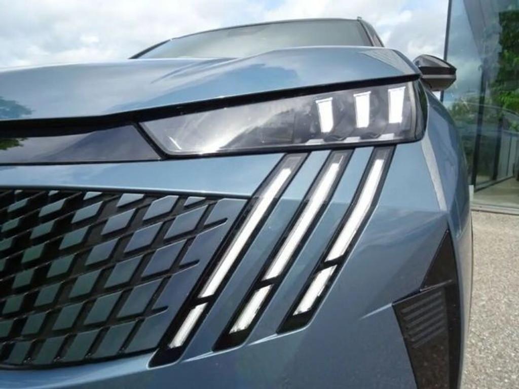 Peugeot E-5008