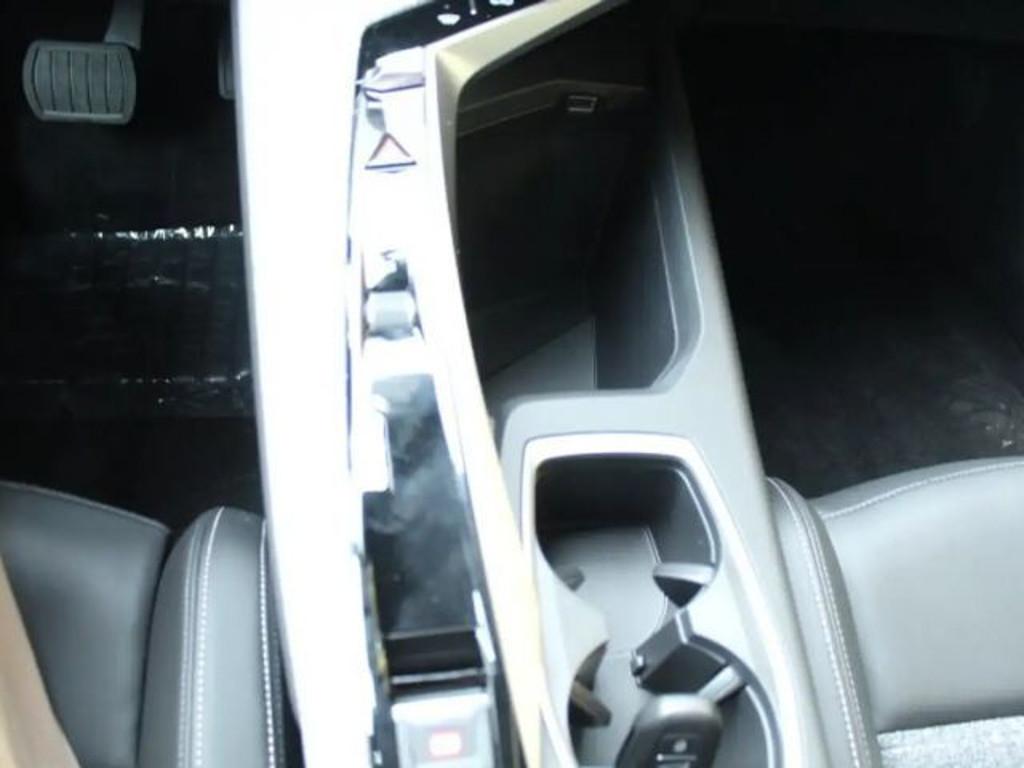 Peugeot E-5008