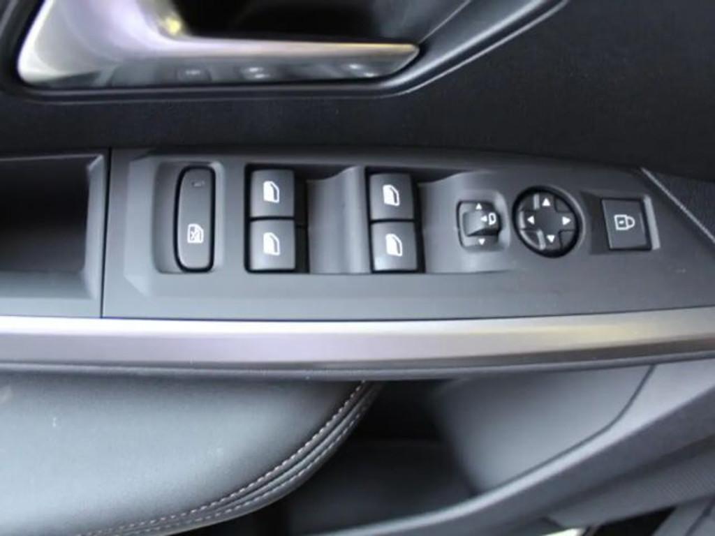 Peugeot E-5008