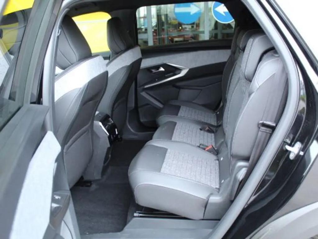 Peugeot E-5008