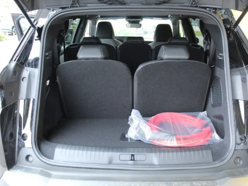 Peugeot E-5008