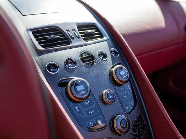 Aston Martin V12 Vanquish