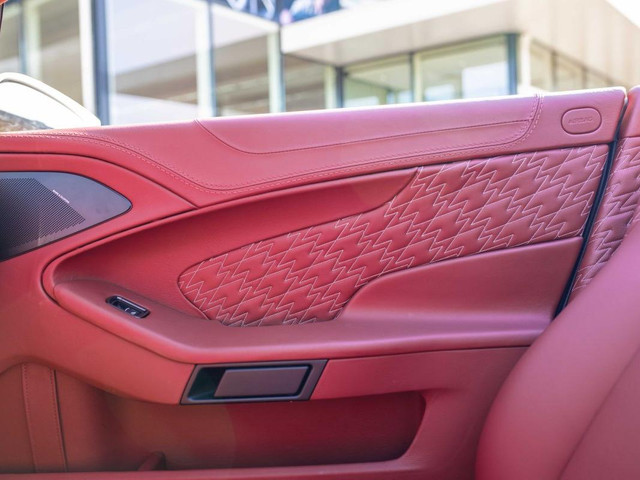 Aston Martin V12 Vanquish