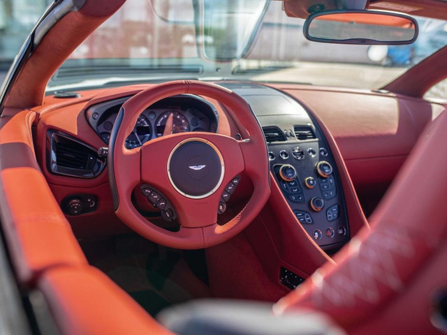 Aston Martin V12 Vanquish