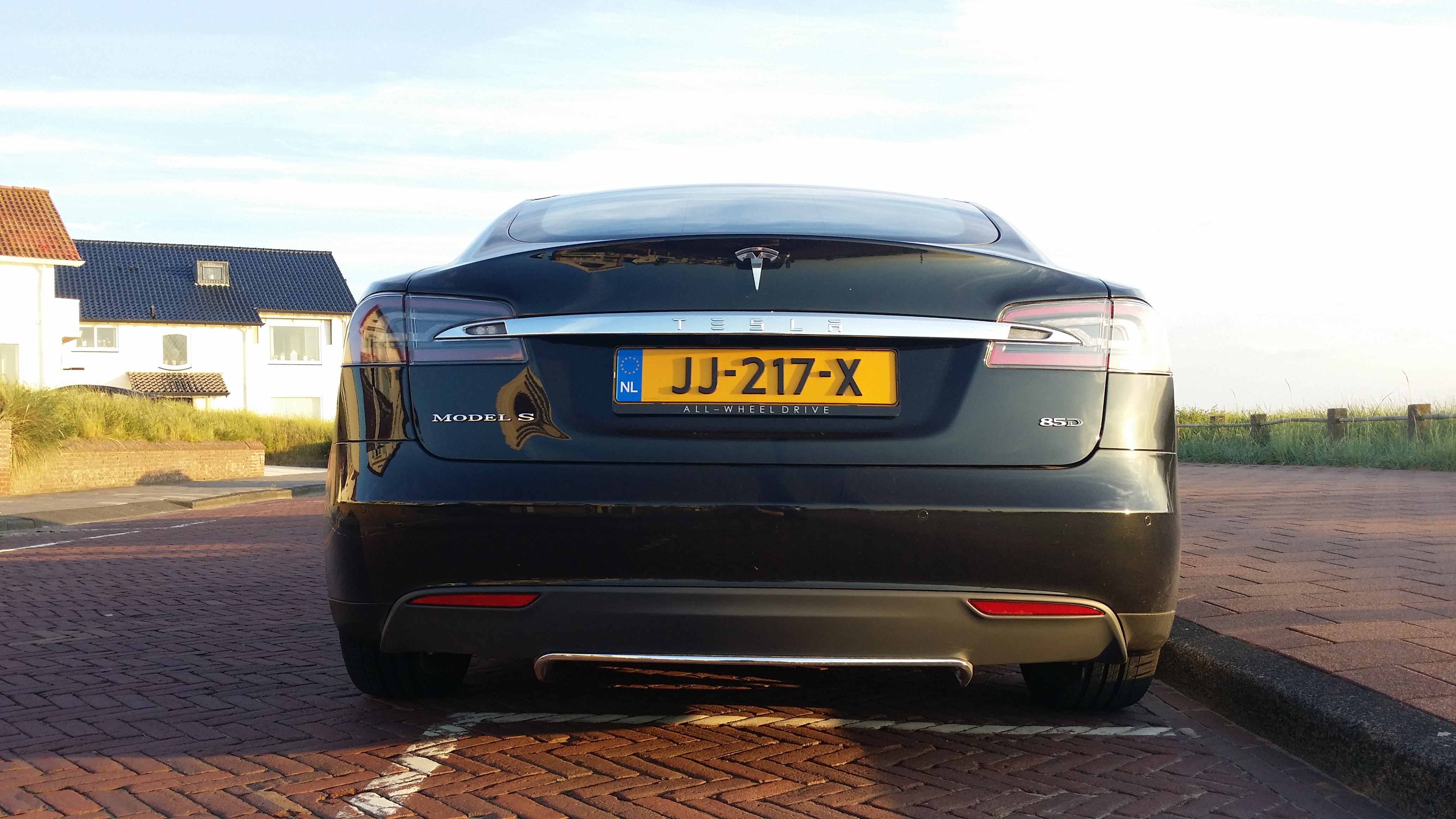 dutch-netherlands-summer-tesla